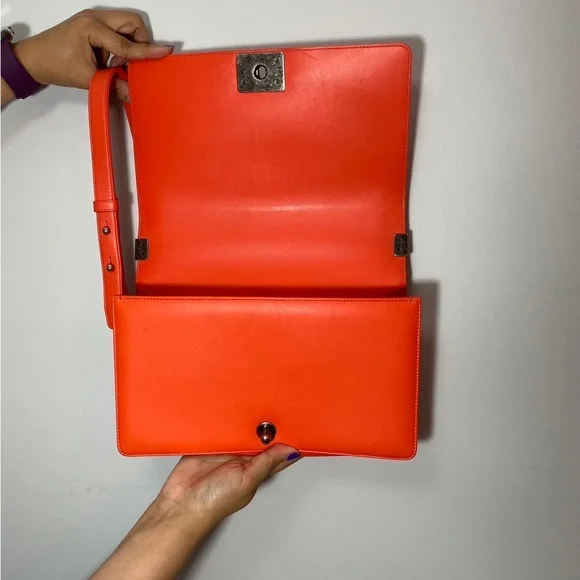 CHANEL New Medium Chevron Boy - Picture 10 of 12